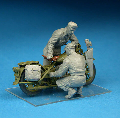 1/35 scale model Miniart US Motorcycle Repair Crew 35101