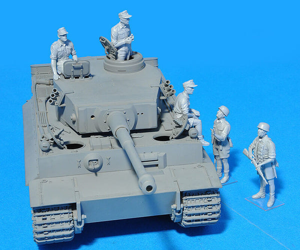 1/35 scale model Miniart German Paratroopers and Tankers Italy 1943 35163