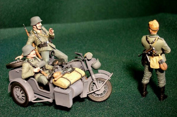 1/35 scale model MasterBox German Motorcyclists 1940-1943 "Letting off steam..."