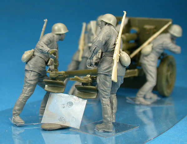 1/35 scale model Miniart Soviet Artillery Crew on Maneuvere