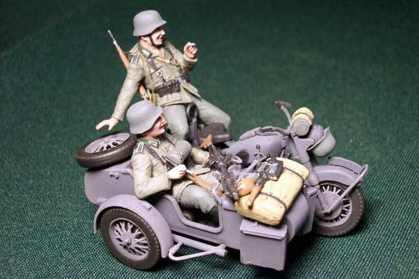 1/35 scale model MasterBox German Motorcyclists 1940-1943 "Letting off steam..."