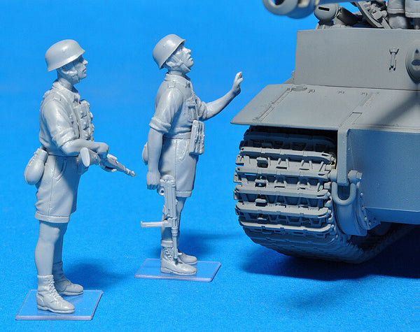 1/35 scale model Miniart German Paratroopers and Tankers Italy 1943 35163