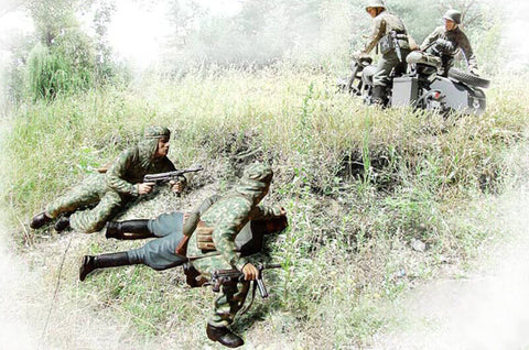 1/35 scale model MasterBox Crossroad Includes 5 figures and Motorcycle