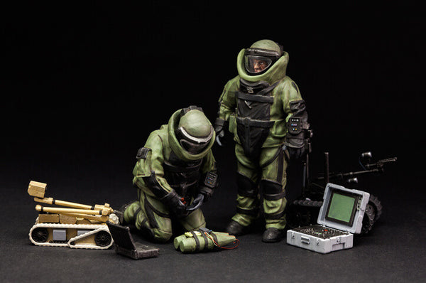  1/35 scale model Meng US Explosive Ordnance Disposal Specialists & Robots