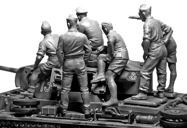 1/35 scale model MasterBox Rommel and German Tank Crew DAK WWII era Plastic Figure Kit 3561