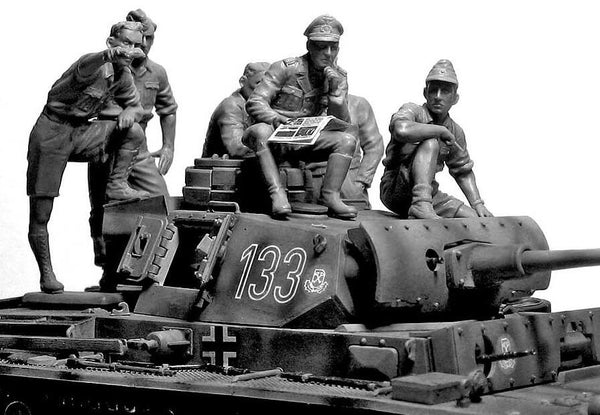 1/35 scale model MasterBox Rommel and German Tank Crew DAK WWII era Plastic Figure Kit 3561