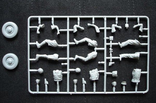 1/35 scale model Miniart Dingo Mk.lb British Armoured Car w/Crew