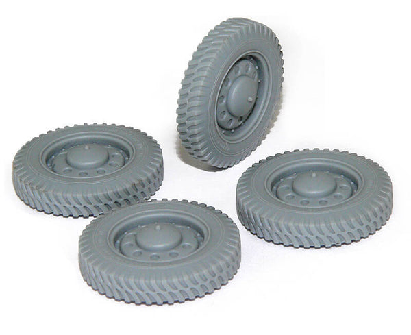 1/35 scale model Miniart Dingo Scout Car Mk II Pz. Kpfw. Mk I 202 e w/Crew 35074