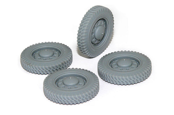 1/35 scale model Miniart Leichter Pz.Kpfw. 202(e) with Crew Dingo Mk.I Afrika Korps