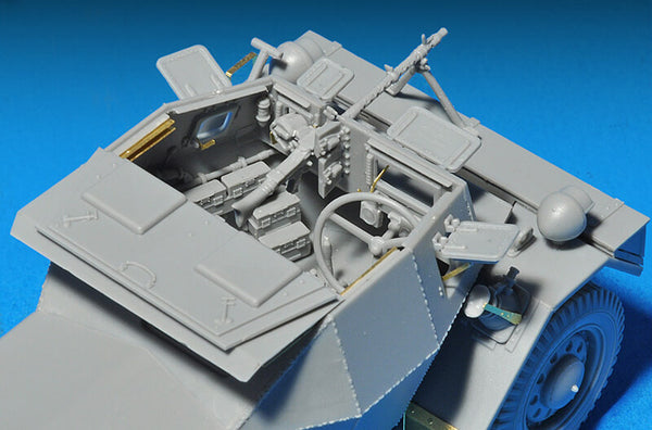 1/35 scale model Miniart Leichter Pz.Kpfw. 202(e) with Crew Dingo Mk.I Afrika Korps