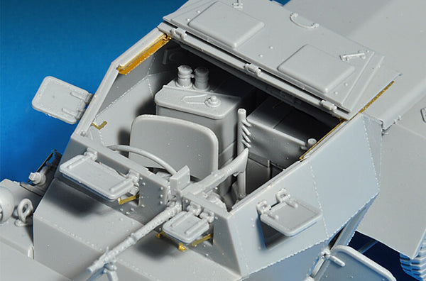 1/35 scale model Miniart Leichter Pz.Kpfw. 202(e) with Crew Dingo Mk.I Afrika Korps