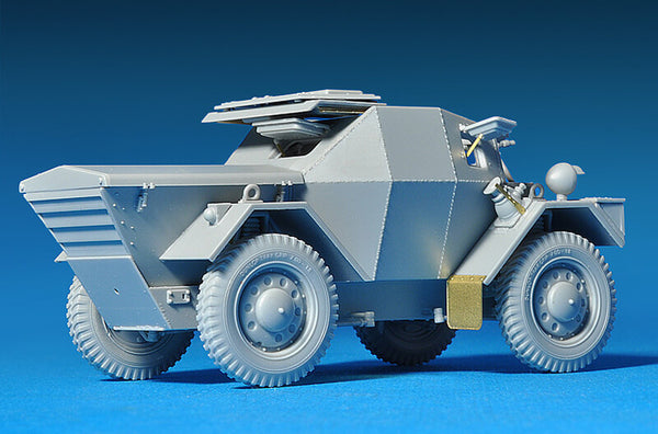 1/35 scale model Miniart Leichter Pz.Kpfw. 202(e) with Crew Dingo Mk.I Afrika Korps