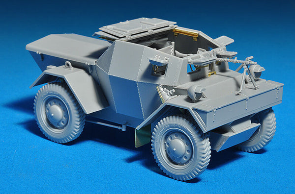 1/35 scale model Miniart Leichter Pz.Kpfw. 202(e) with Crew Dingo Mk.I Afrika Korps