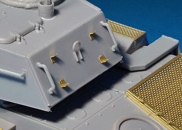 1/35 scale model Miniart T-80 Soviet Light Tank with Crew Workable tracks