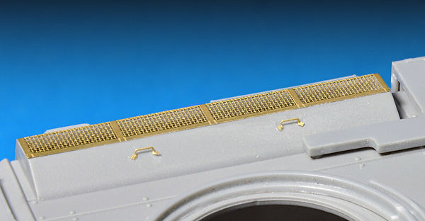 1/35 scale model Miniart T-80 Soviet Light Tank with Crew Workable tracks