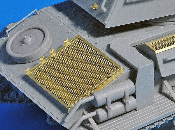 1/35 scale model Miniart T-80 Soviet Light Tank with Crew Workable tracks