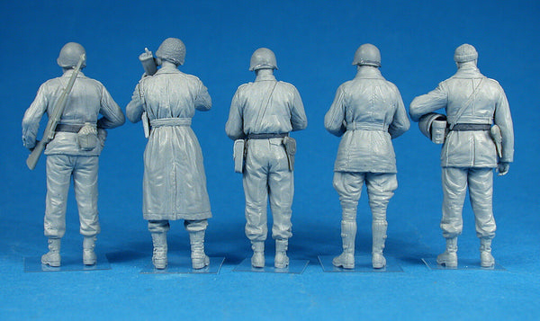 1/35 scale model Miniart US Officers