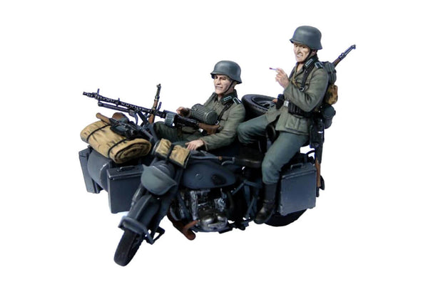 1/35 scale model MasterBox German Motorcyclists 1940-1943 "Letting off steam..."