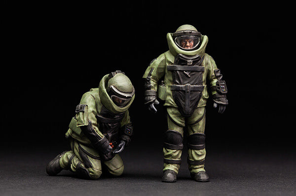  1/35 scale model Meng US Explosive Ordnance Disposal Specialists & Robots