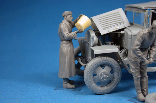 1/35 scale model Miniart Red Army Drivers