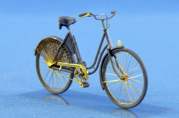 1/35 scale model MasterBox Frau Müller, Woman & Women's Bicycle, Europe WWII Era