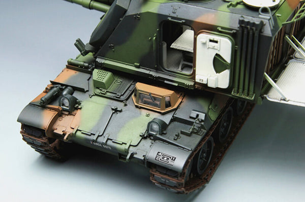 1/35 scale model Meng French AUF1 155mm Self-Propelled Howitzer