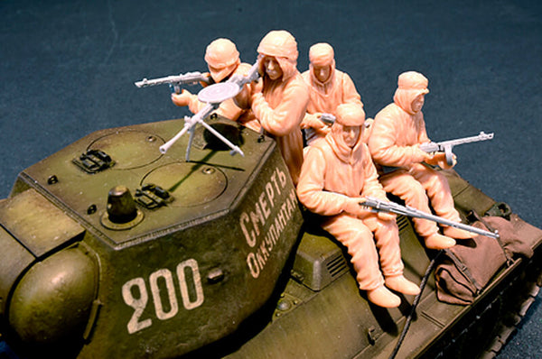 1/35 scale model Miniart Soviet Assault Infantry (Winter Cloaks)