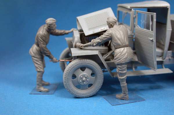 1/35 scale model Miniart Red Army Drivers