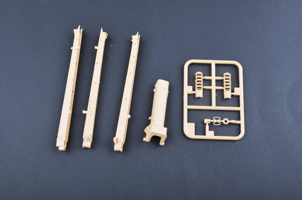 1/35 scale model Trumpeter Soviet 122 mm Howitzer D-30  Late version Plastic kit 02329