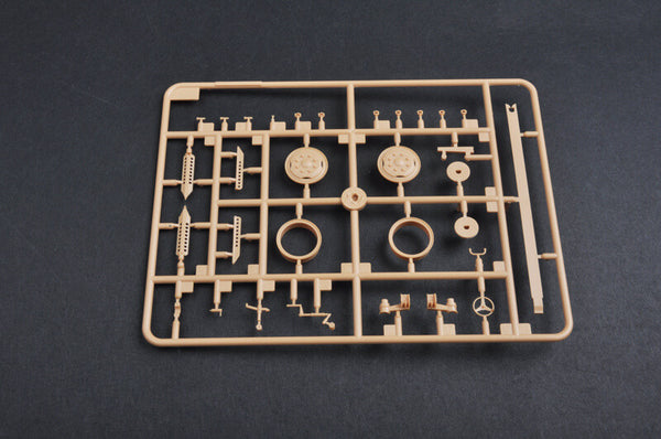 1/35 scale model Trumpeter Soviet 122 mm Howitzer D-30 Plastic kit 02328