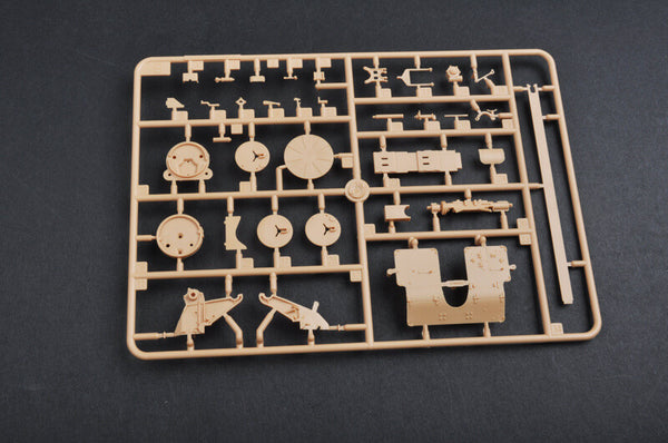 1/35 scale model Trumpeter Soviet 122 mm Howitzer D-30 Plastic kit 02328