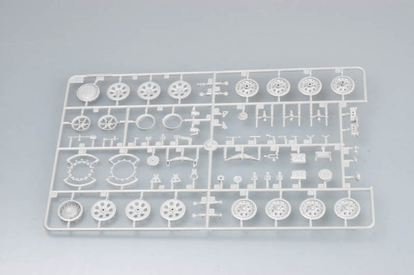 1/35 scale model Trumpeter Sd. Kfz. 7/1 Half-track with 20 mm Flakvierling 38 Early version Plastic kit 01523