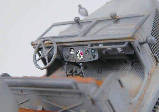 1/35 scale model Trumpeter Sd. Kfz. 7/1 Half-track with 20 mm Flakvierling 38 Early version Plastic kit 01523