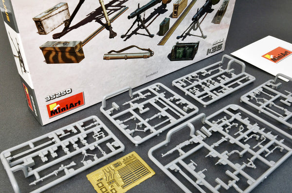 1/35 scale model Miniart German Machine Gun Set