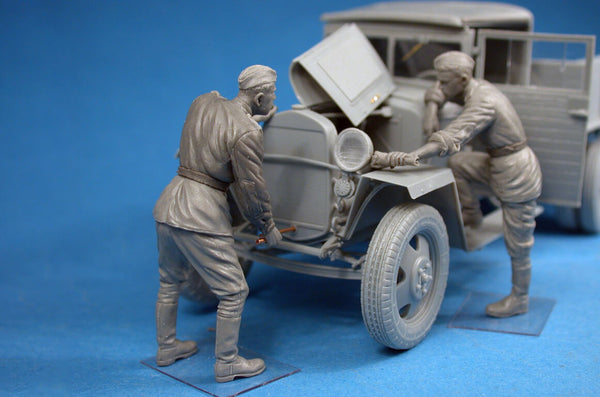 1/35 scale model Miniart Red Army Drivers