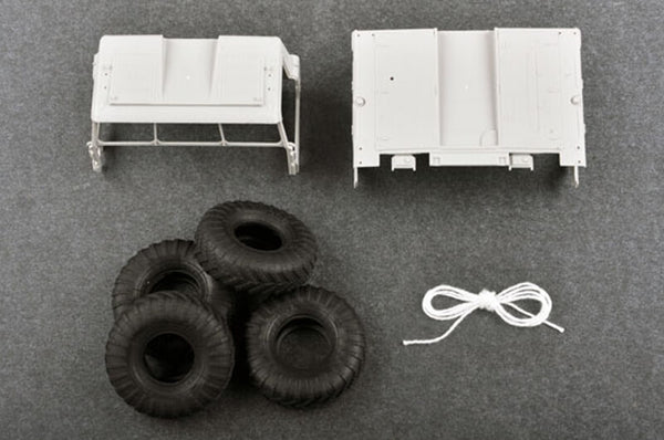 1/35 scale Trumpeter Russian 9P113 TEL with 9M21 Rocket of 9K52 Luna-M Short-range artillery