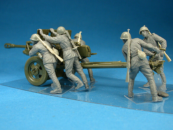 1/35 scale model Miniart Soviet Artillery Crew on Maneuvere