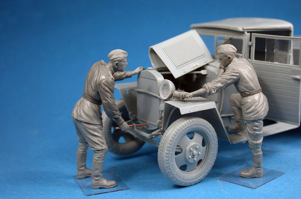 1/35 scale model Miniart Red Army Drivers