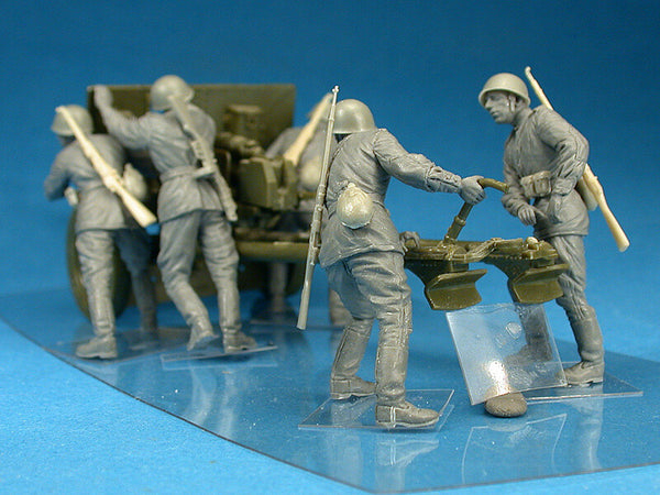 1/35 scale model Miniart Soviet Artillery Crew on Maneuvere