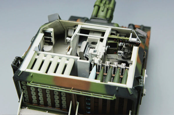 1/35 scale model Meng French AUF1 155mm Self-Propelled Howitzer