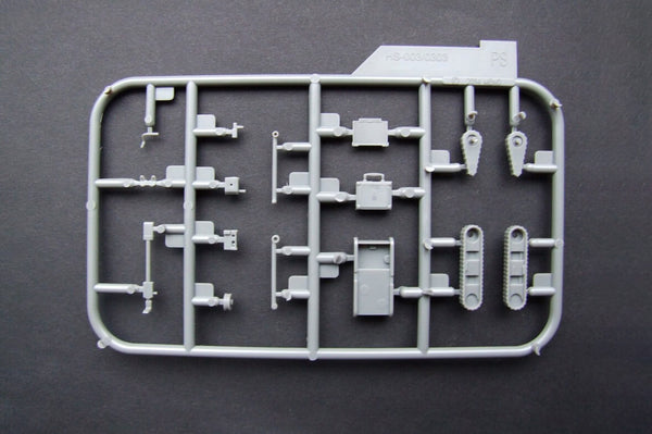  1/35 scale model Meng US Explosive Ordnance Disposal Specialists & Robots