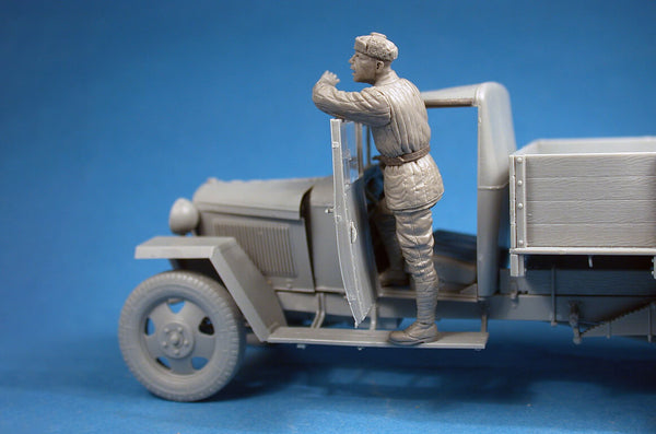 1/35 scale model Miniart Red Army Drivers