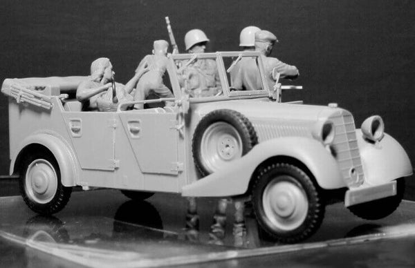 1/35 scale model MasterBox Hitching a Ride, US Paratrooper and Civilians