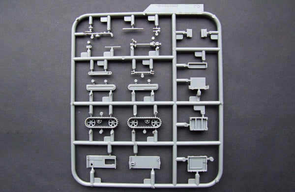  1/35 scale model Meng US Explosive Ordnance Disposal Specialists & Robots