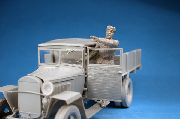 1/35 scale model Miniart Red Army Drivers