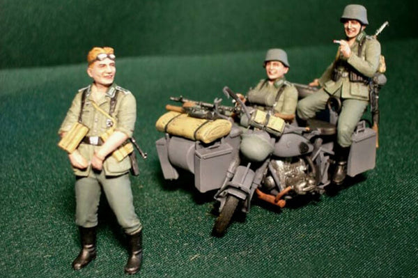 1/35 scale model MasterBox German Motorcyclists 1940-1943 "Letting off steam..."