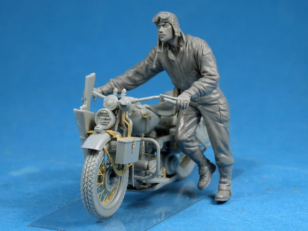 1/35 scale model Miniart U.S. Soldier Pushing Motorcycle Plastic Figure Kit 35182