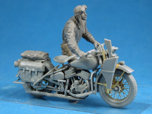 1/35 scale model Miniart U.S. Soldier Pushing Motorcycle Plastic Figure Kit 35182