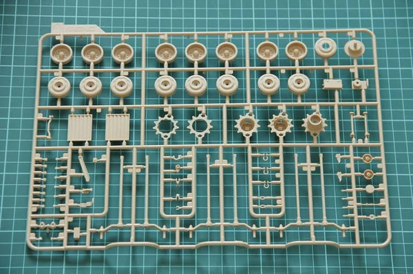 1/35 scale model Meng US Main Battle Tank M1A2 SEP Abrams TUSK I TUSK II