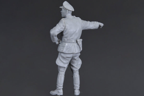 1/35 scale model Miniart German Artillery Crew (Special Edition)